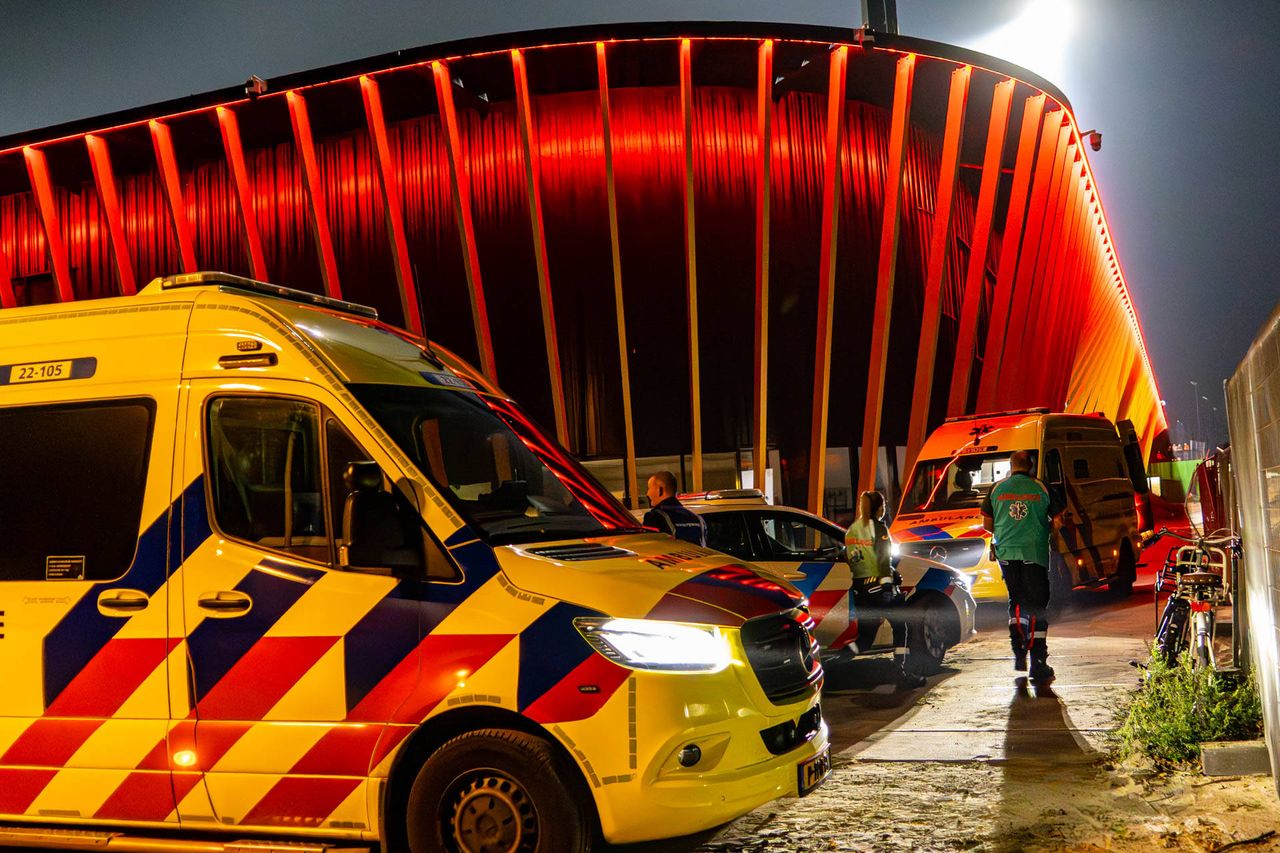 De hulpdiensten bij het stadion van Helmond Sport (foto: Harrie Grijseels/Persbureau Heitink).