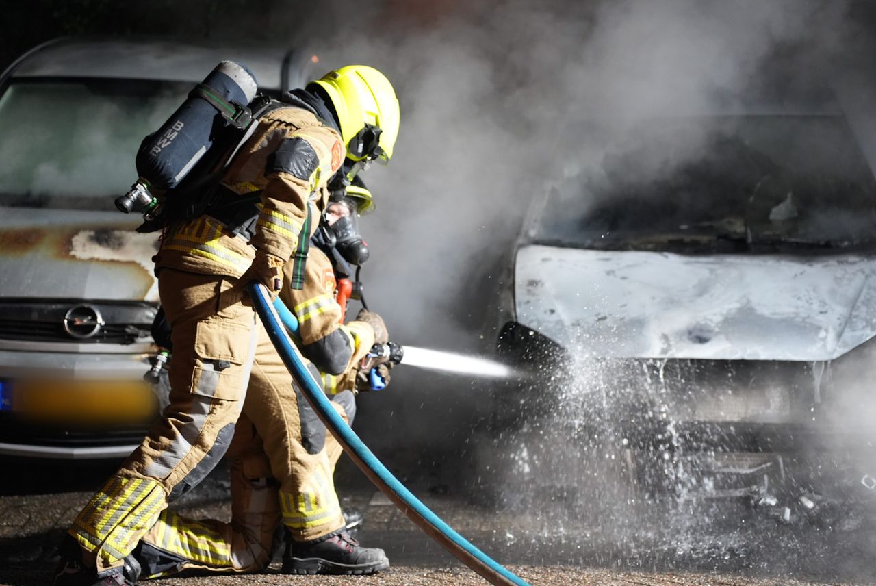 De brandweer bluste de auto's in Sprang-Capelle (foto: Erik Haverhals/Persbureau Heitink).