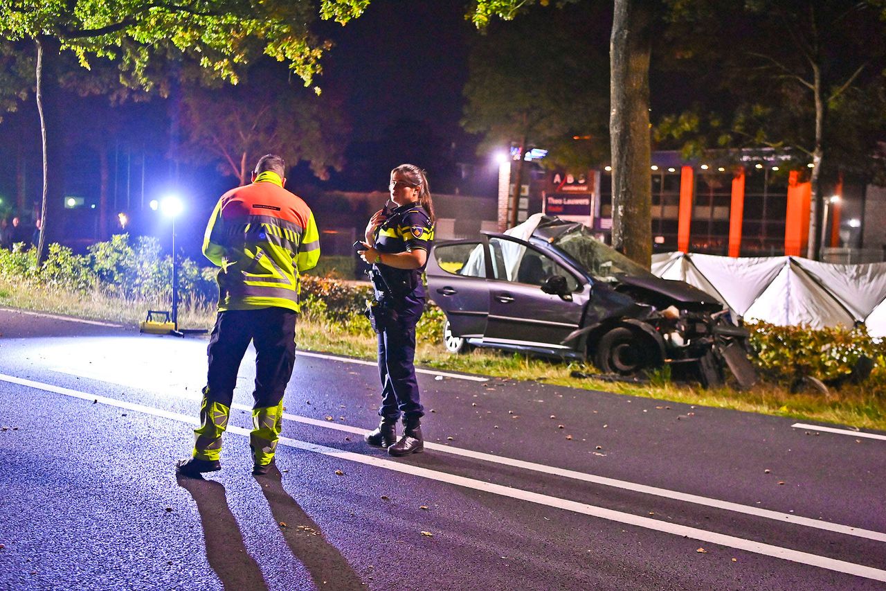 Vanwege het ongeluk werd de N284 afgesloten (foto: Rico Vogels/Persbureau Heitink).