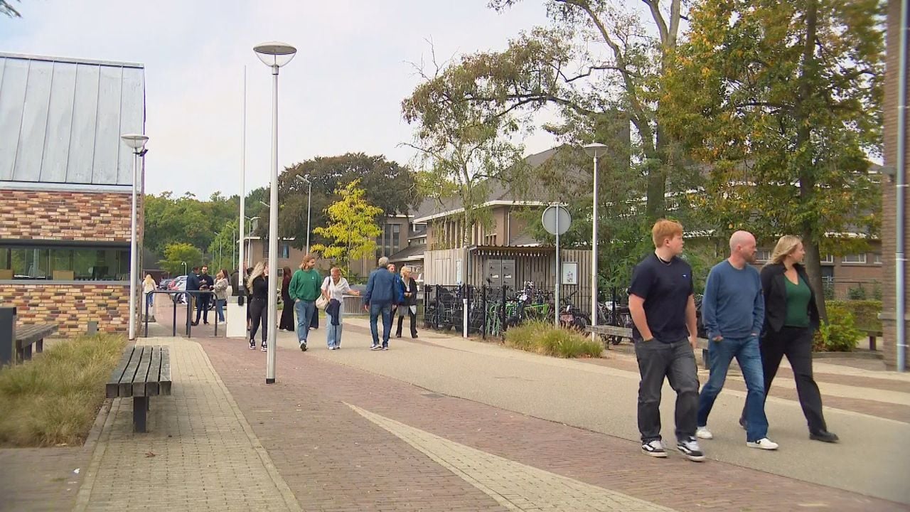 De bezoekers kijken rond op het terrein. (Foto: Omroep Brabant.)