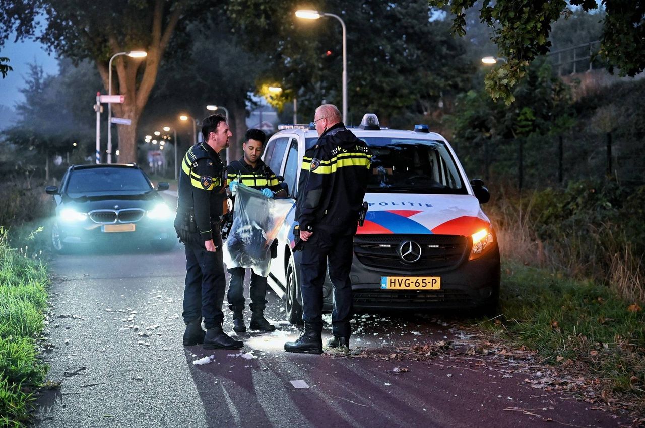 De politie doet onderzoek aan de Spoordijk tussen Tilburg en Berkel-Enschot (foto: Toby de Kort/Persbureau Heitink).