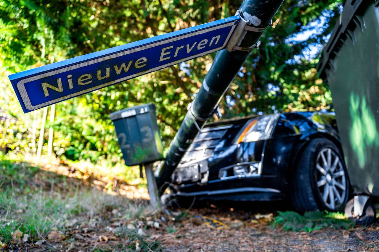 Een van de auto's raakte een lantaarnpaal en kwam tegen een afvalcontainer tot stilstand (foto: Persbureau Heitink)