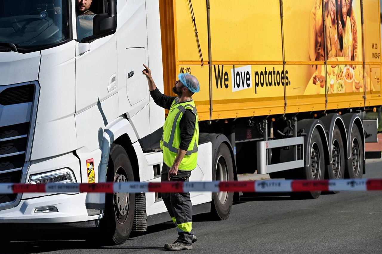 Vanwege de brand werd de omgeving afgezet (foto: Toby de Kort/Persbureau Heitink).