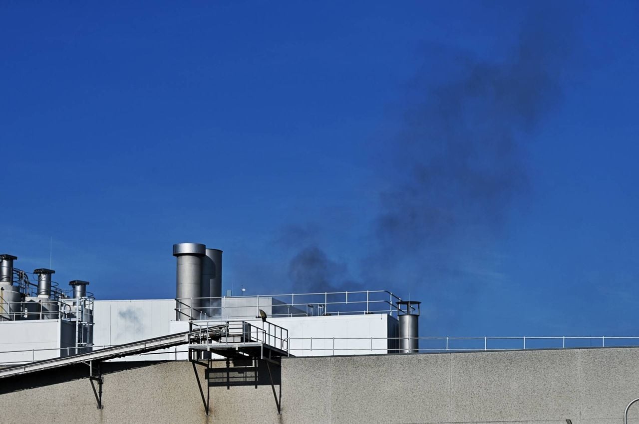 De zwarte rook was vanuit verschillende delen Tilburg te zien (foto: Toby de Kort/Persbureau Heitink).