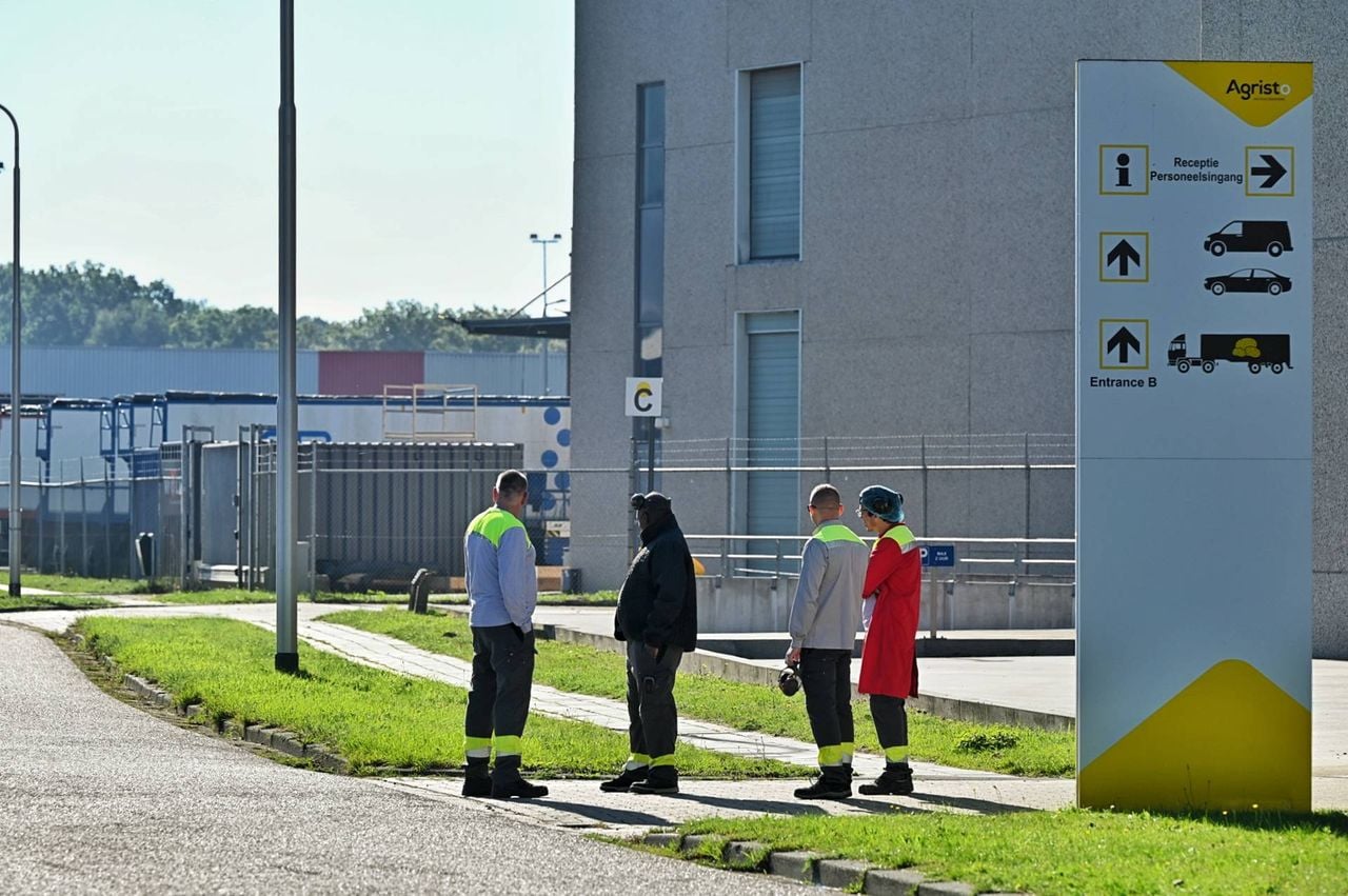 De aardappelfabriek werd vanwege de brand ontruimd (foto: Toby de Kort/Persbureau Heitink).