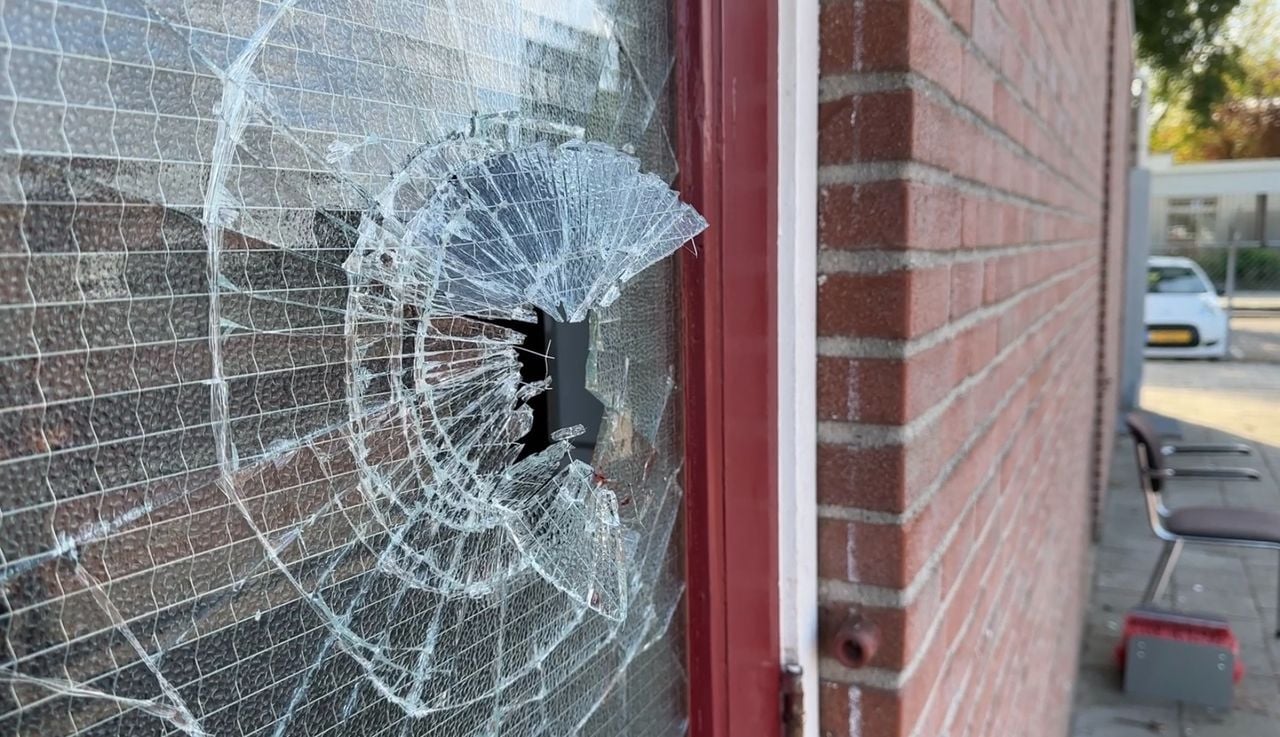 Iemand sloeg het raam in van de deur naar de kleedkamers (foto: Omroep Brabant).