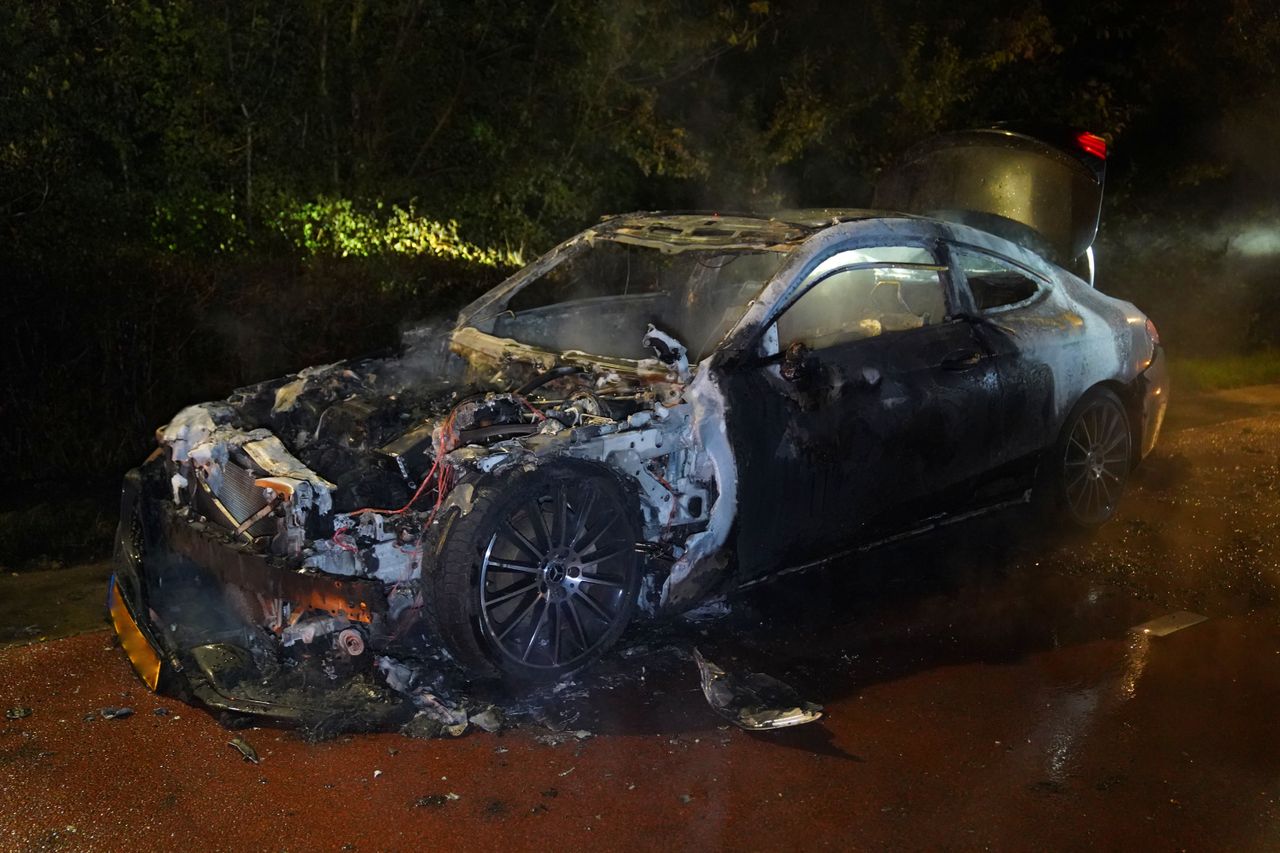 Van de auto aan de Moerputtenweg in Den Bosch bleef weinig over (foto: Bart Meesters/Persbureau Heitink).