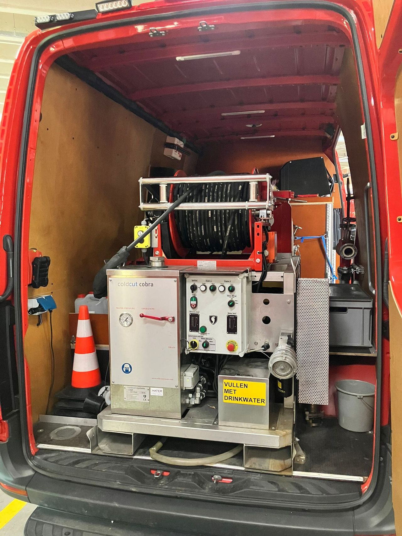 De nieuwe spuit past in een bus! (foto: Hans van Riel).