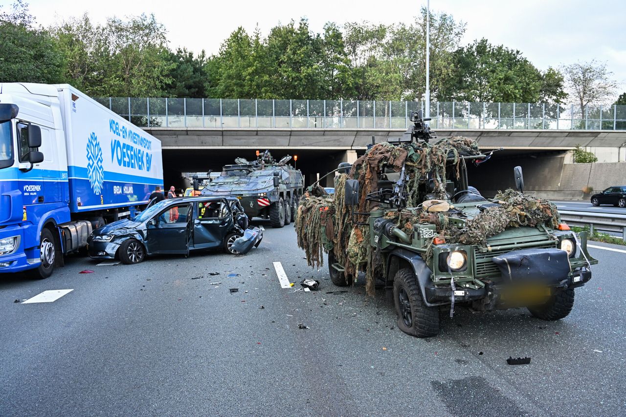 Een beeld van de ravage op de A16 (foto: Tom van der Put/Persbureau Heitink).