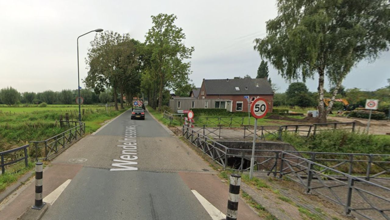 De afslag na dit bruggetje was afgesloten en dus moesten fietsers op deze rijbaan blijven. (Foto: Google Maps)