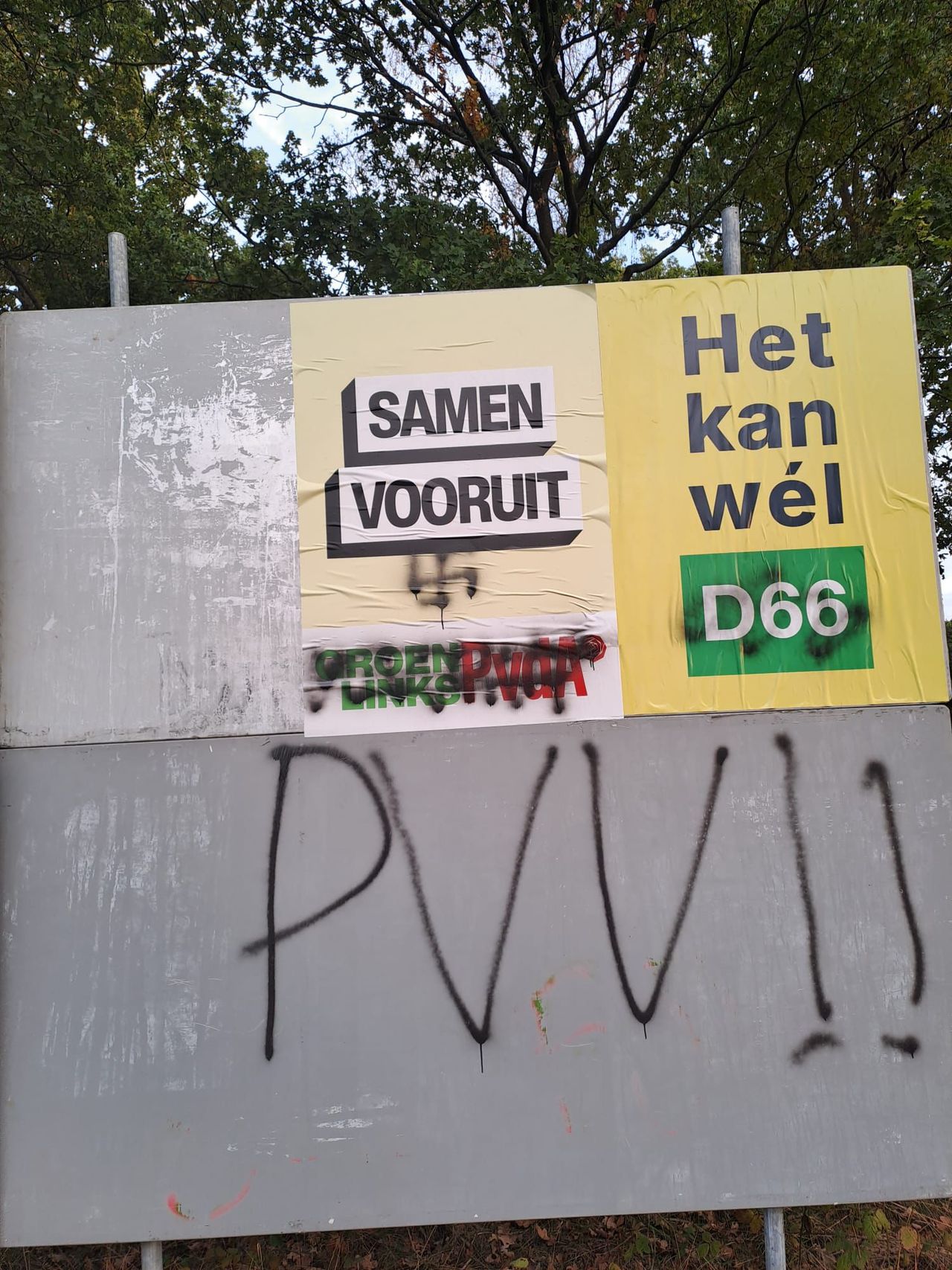 Op een van de posters is een hakenkruis gezet (foto: PvdA-GroenLinks Vught, Cromvoirt en Helvoirt).
