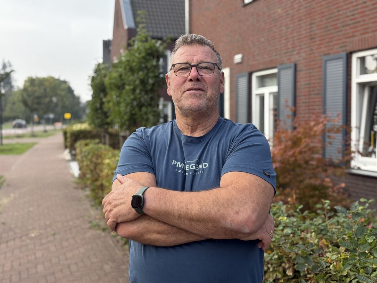 Buurtbewoner Niek stond ook op straat te kijken (foto: Raymond Merkx).