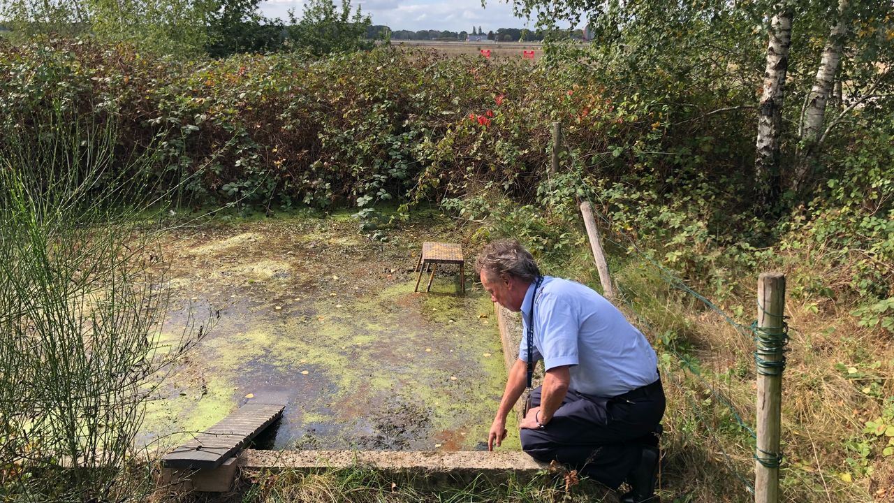 Adjudant Ton bij Engelse blusvijver naast het start- en landingsterrein vliegbasis Eindhoven Fragment vliegtuigbom die ooit gevonden is op vliegbasis Eindhoven (foto: Willem-Jan Joachems)