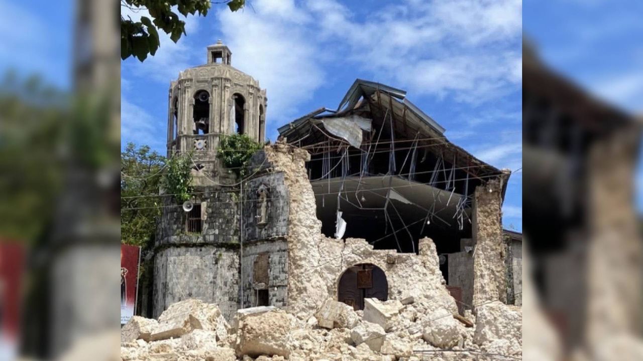 De kerk in het dorp is ingestort (foto: Arianna Razenberg).
