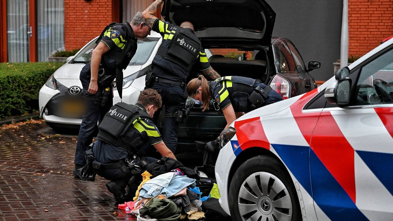 Een auto werd door agenten doorzocht (foto: Persbureau Heitink).