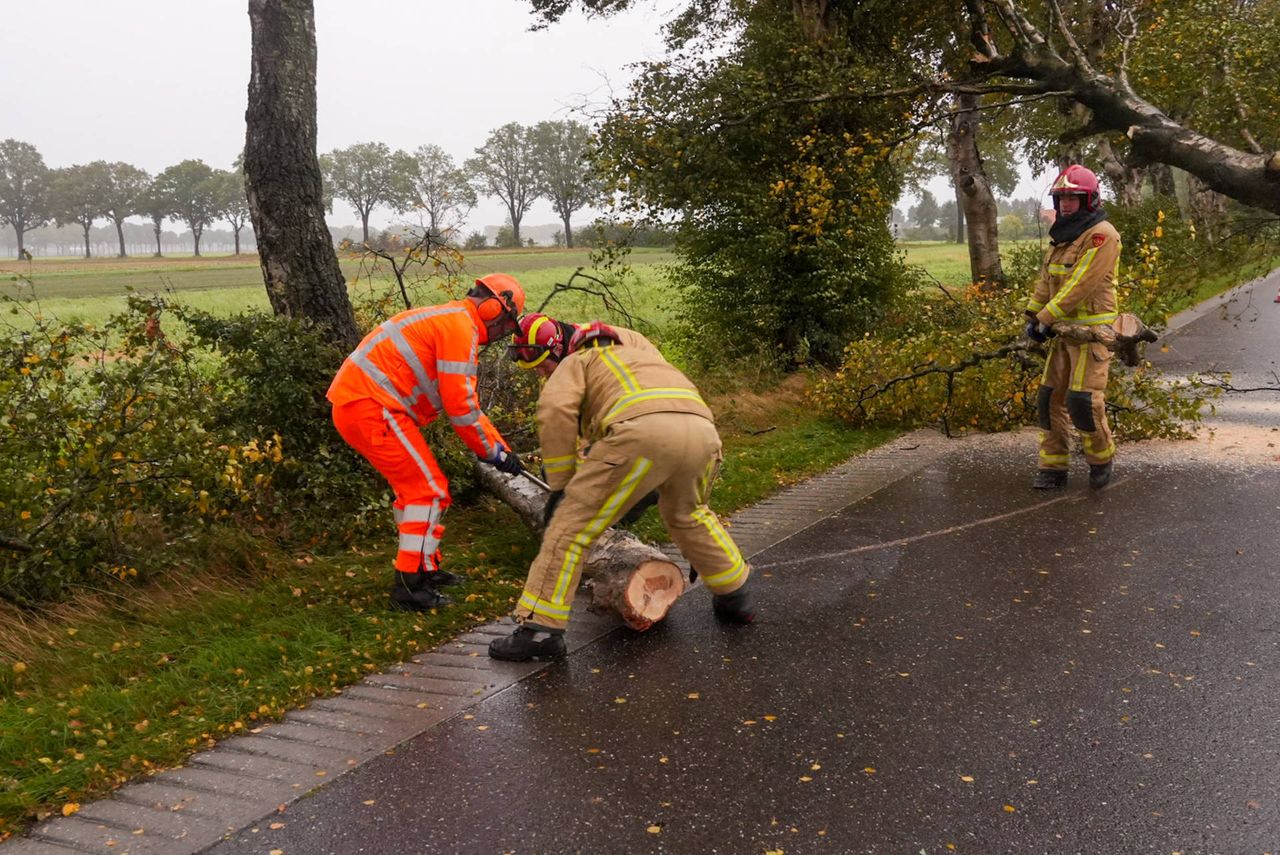 Opruimwerkzaamheden in Deurne (foto: Harrie Grijseels/Persbureau Heitink).