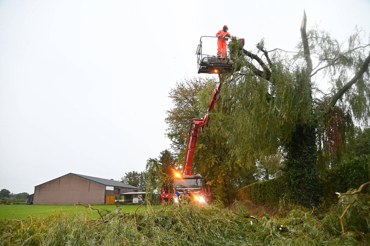 Brandweer bezig in Etten-Leur (foto: Perry Roovers/Persbureau Heitink).