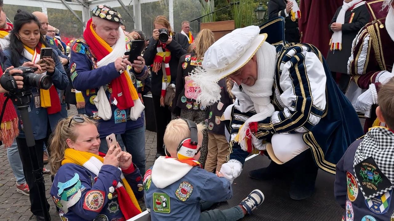 Prins Amadeiro zwaait naar de Oeteldonkers, deelt handkussen uit, knuffelt en geeft zelfs een boks aan kinderen (foto: Megan Hanegraaf).