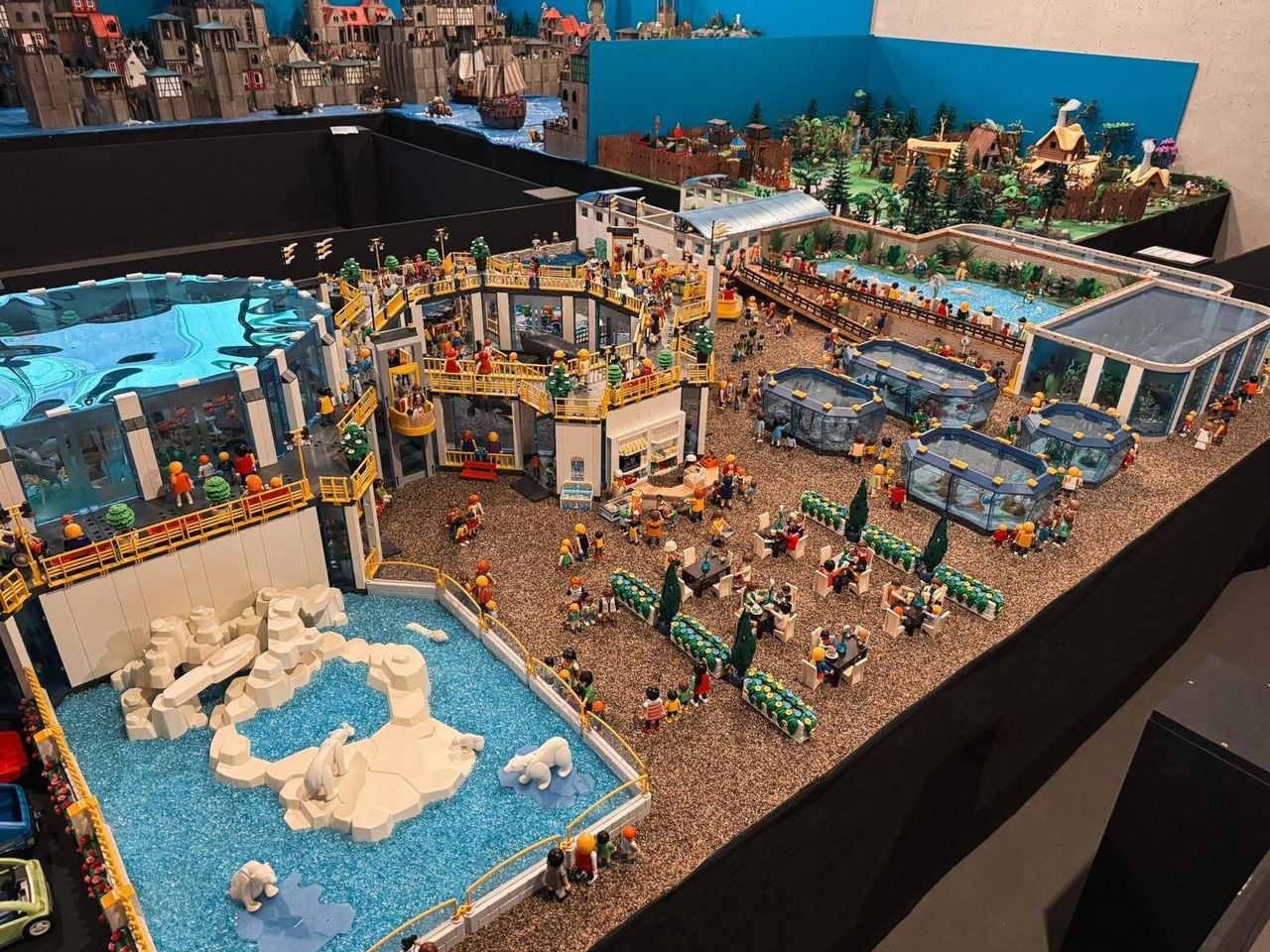 Een van de vele diorama's die afgebroken zijn (foto: Patric van Boven Kaarsmaker).