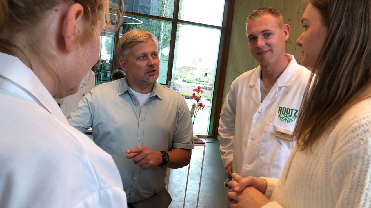 Remco van Dessel (2e van links) in het laboratorium (foto; Willem-Jan Joachems) 
