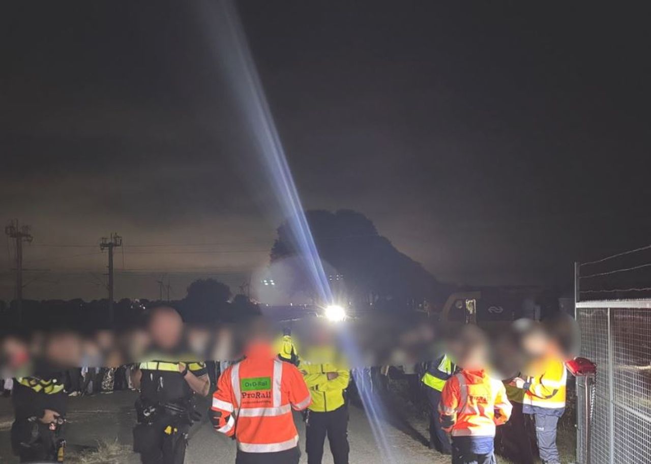 De gestrande reizigers moesten lang wachten op de bussen (foto: Instagram Ontheroadmetvens).