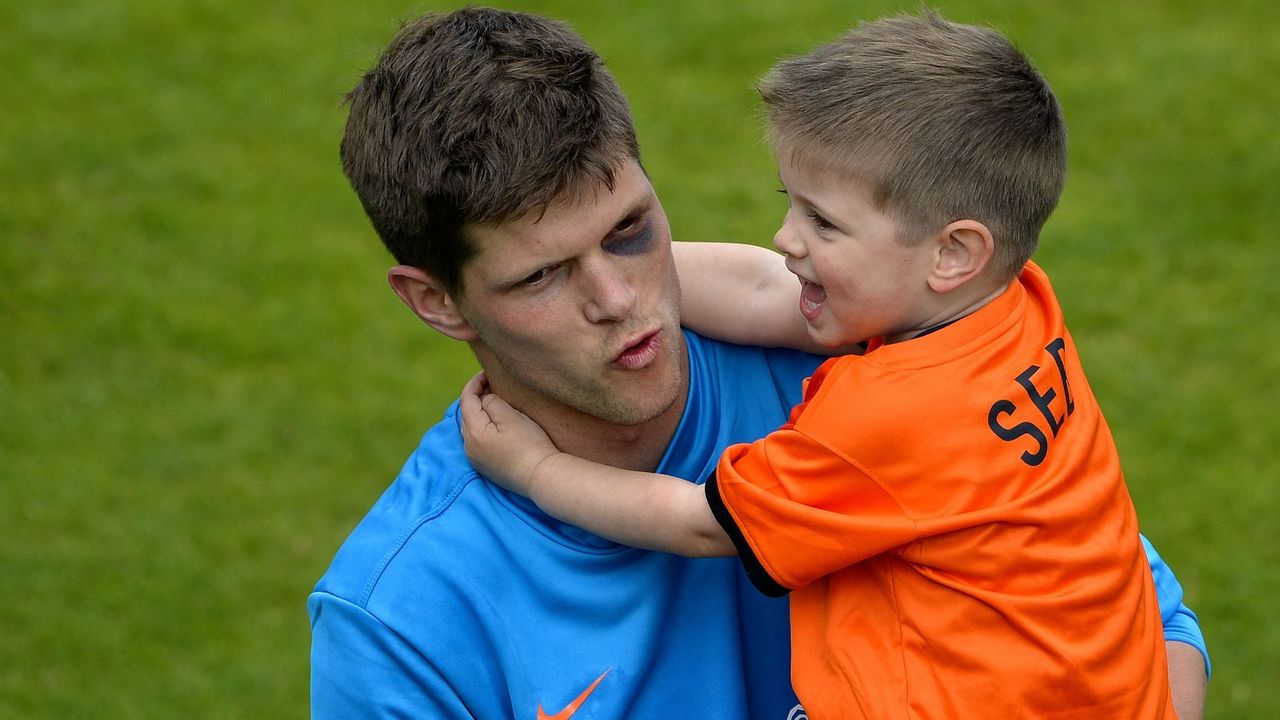 Huntelaar met zijn zoon Seb bij het EK in 2012 (foto: ANP).