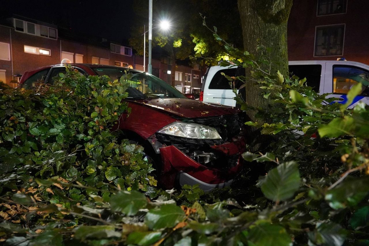 Een bergingsbedrijf heeft de beschadigde auto meegenomen Een bergingsbedrijf heeft de beschadigde auto meegenomen (foto: Jeroen Stuve/Persbureau Heitink).