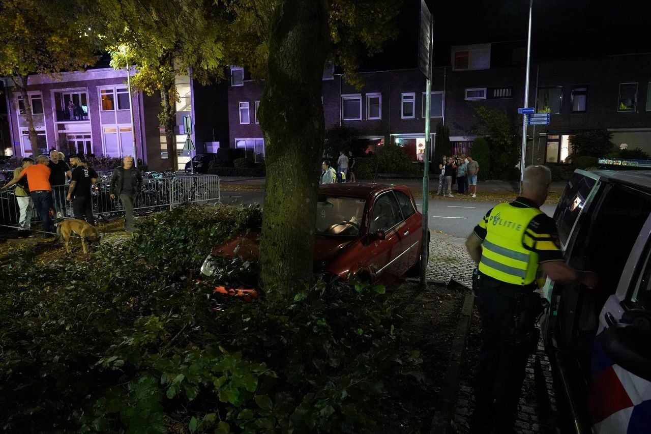 De politie nam de dronken bestuurder van de auto mee (foto: Jeroen Stuve/Persbureau Heitink).