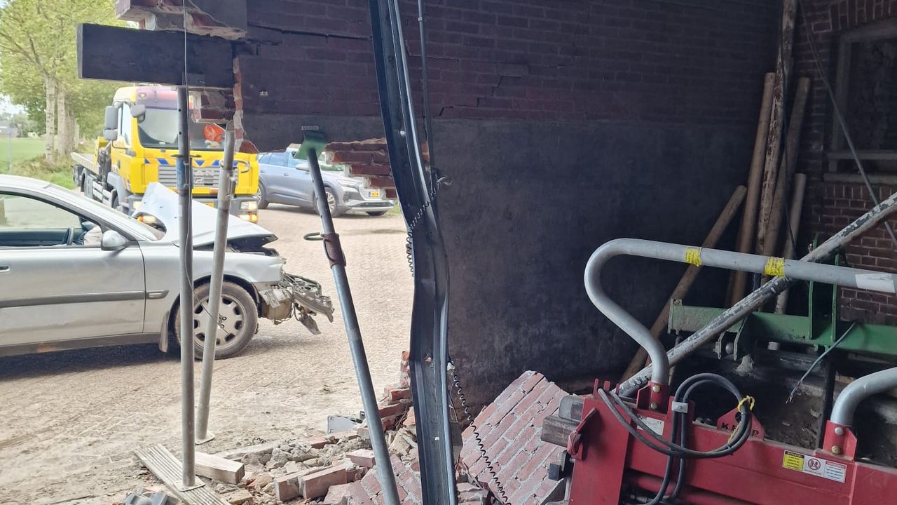 De schade na de aanrijding zondag, met de auto op de achtergrond (foto: Steven McGill / Schade regie centrum)