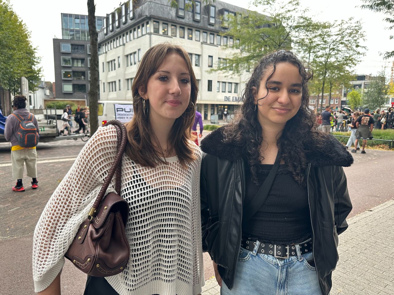 Samar (rechts) met haar vriendin Coco (foto: Omroep Brabant).