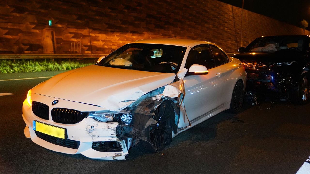 De bestuurder van de auto ging er te voet vandoor (foto: Bart Meesters / Persbureau Heitink).