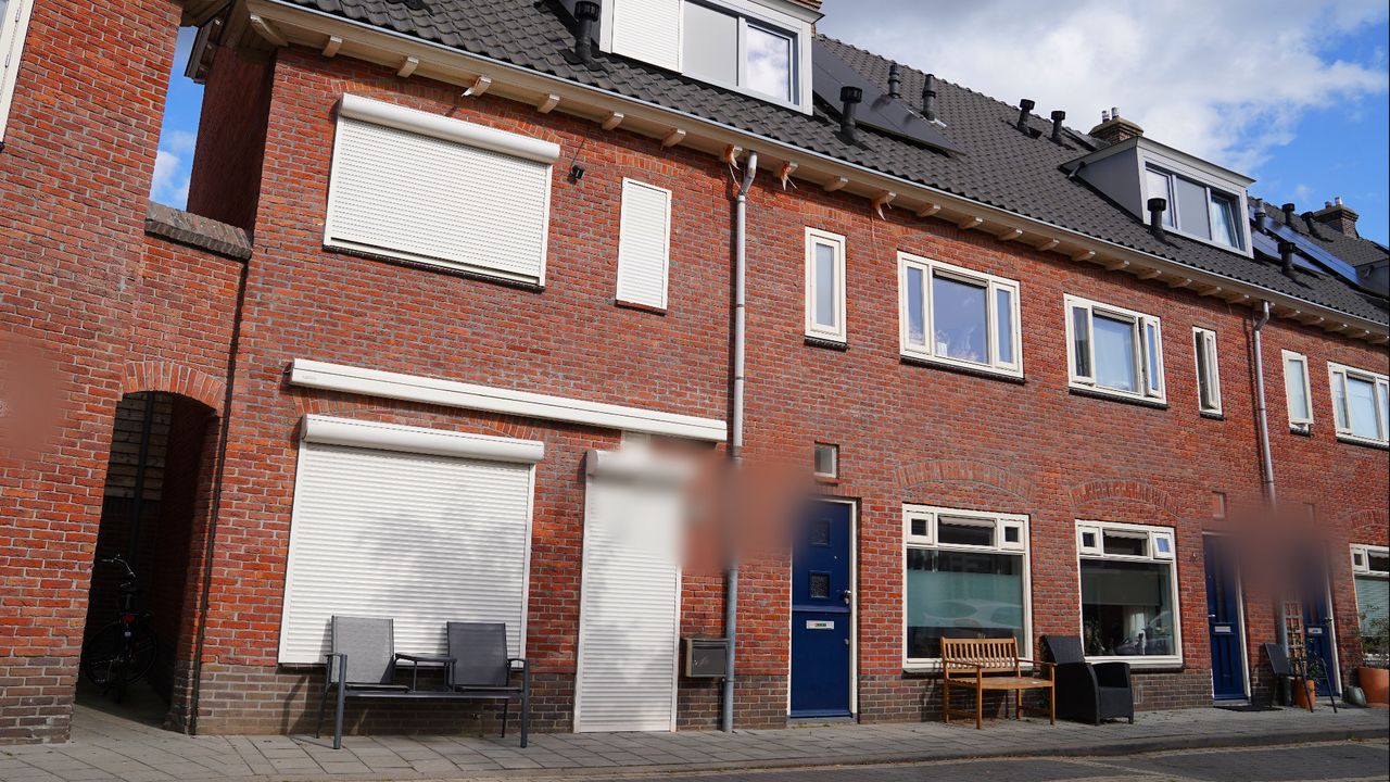 Het huis waar de politie zondagavond binnenviel (foto: Bart Meesters/Persbureau Heitink).