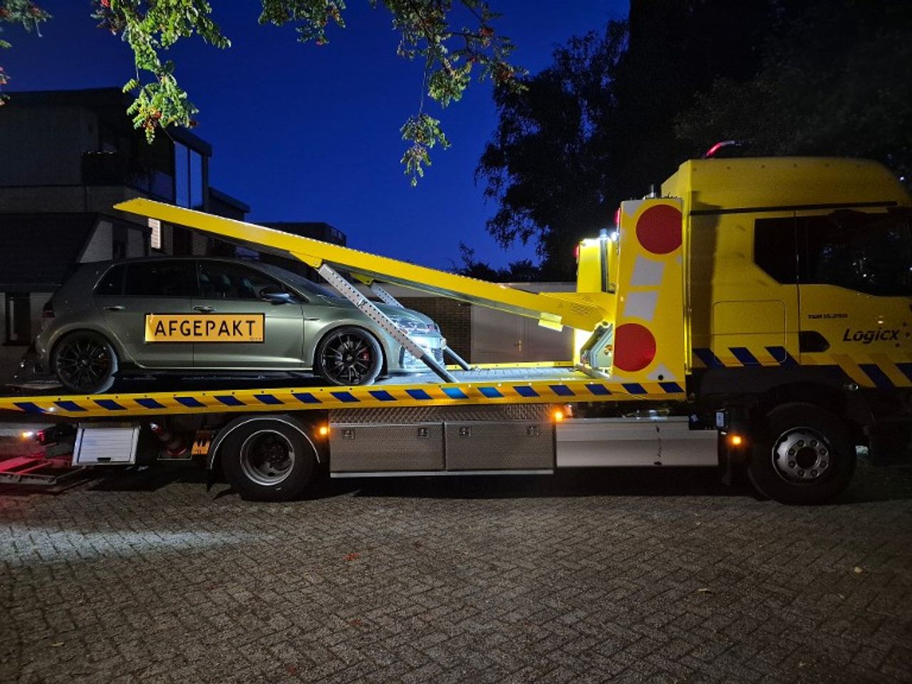 Ook deze auto werd in beslag genomen (foto: Politie).