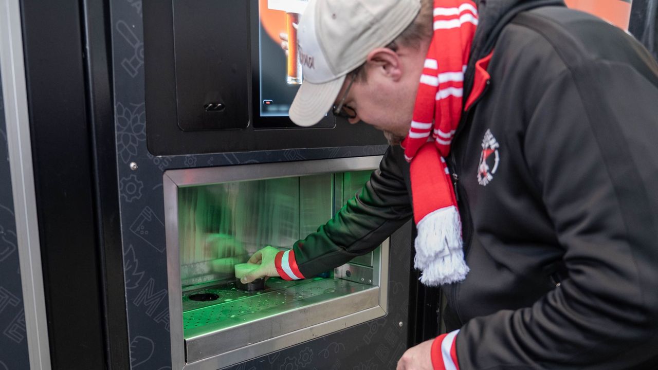 De eerste voetbalfans in Düsseldorf testen de automaat (foto: BeerMate).