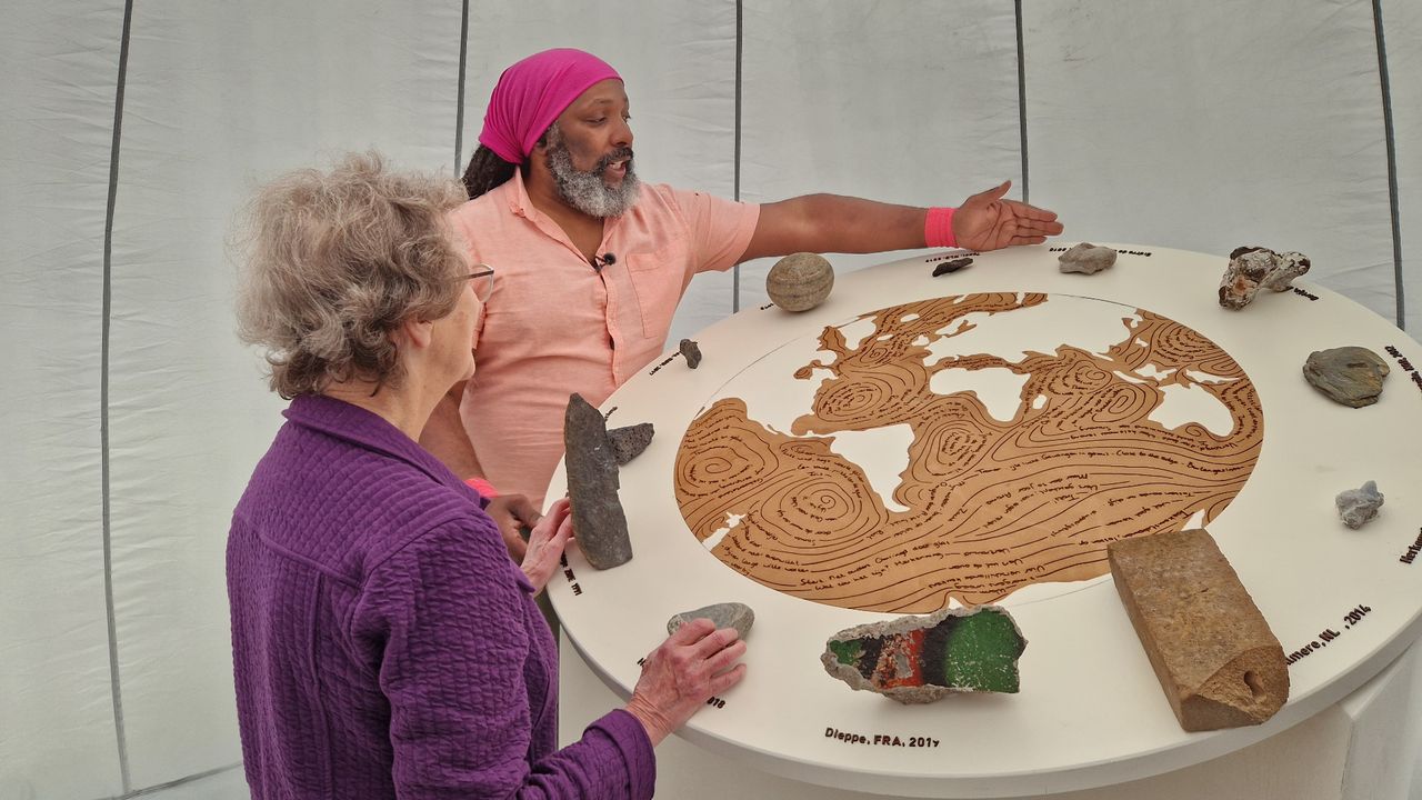 Het kunstwerk met de verschillende stenen (foto: Tom Berkers).