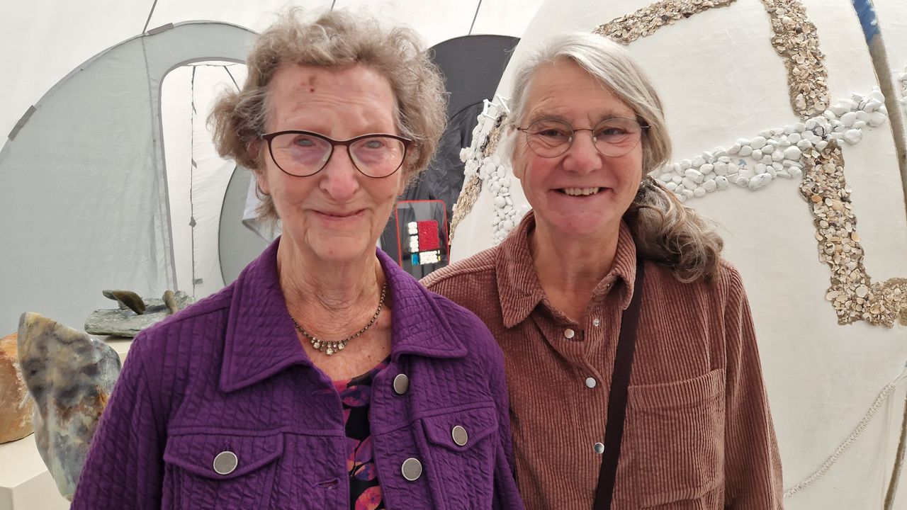 Irene Schumans (links) in het museum (foto: Tom Berkers).