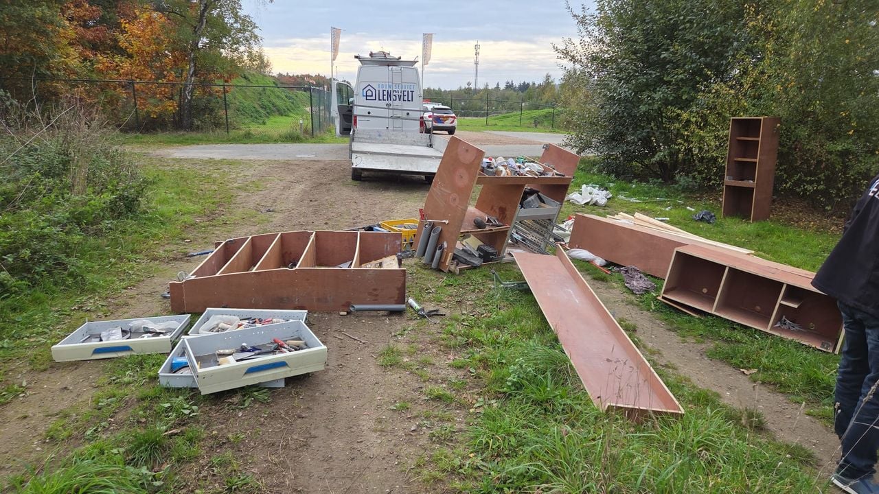 Gedumpte spullen in Hapert (foto: Bouwservice Lensvelt). 