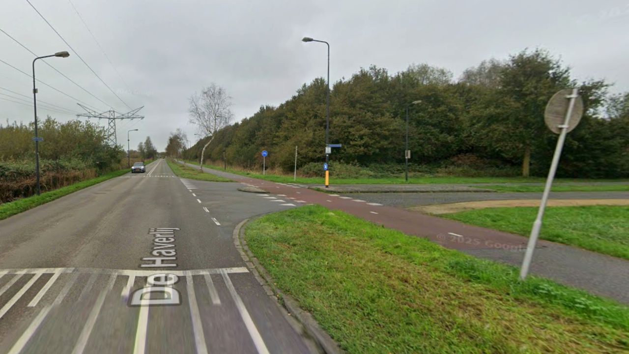De bestelbus reed van de Zwaenenstede (rechts) het fietspad over naar De Haverlij. (Foto: Google Maps)