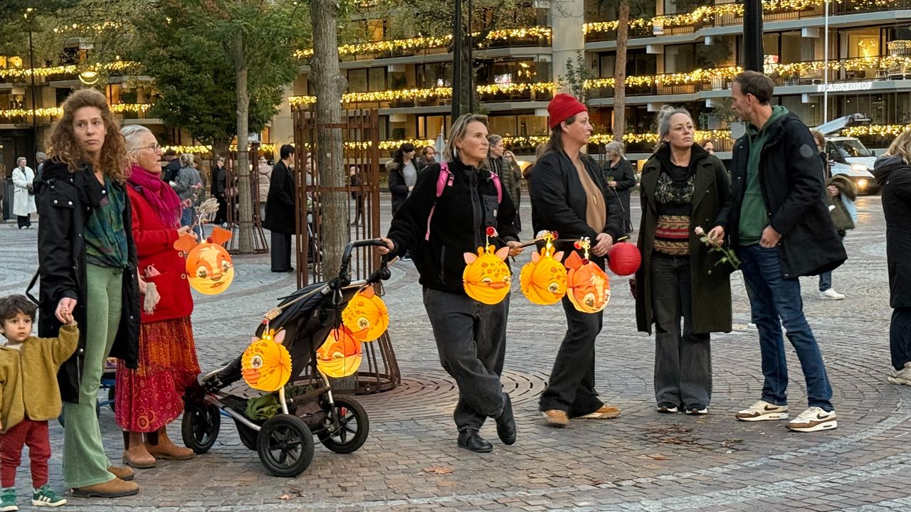 Vroeg op de avond liepen deelnemers met lampionnen (foto: Jos Verkuijlen).