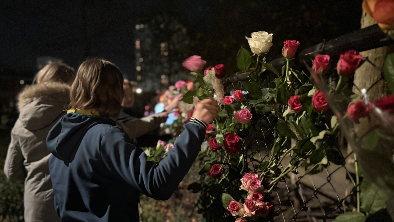 Kinderen leggen bloemen voor Anne-roos (foto: Jos Verkuijlen).