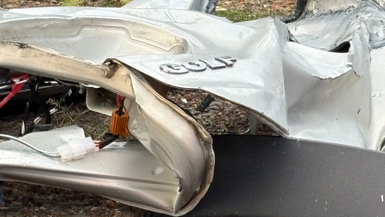 Verwrongen auto-onderdelen (foto: Raymond Merkx).