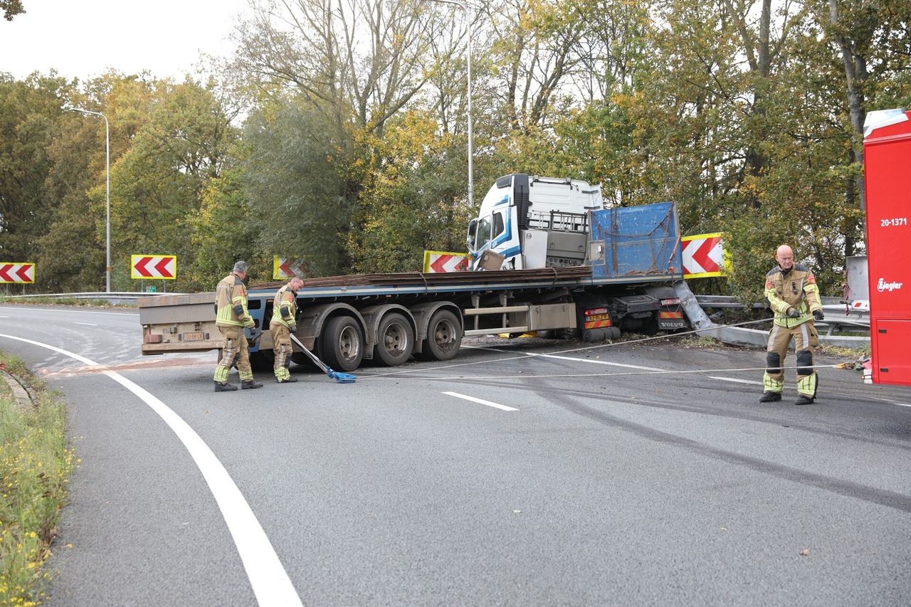 Hulpdiensten halen de vrachtwagen weg (foto: persbureau Heitink). 