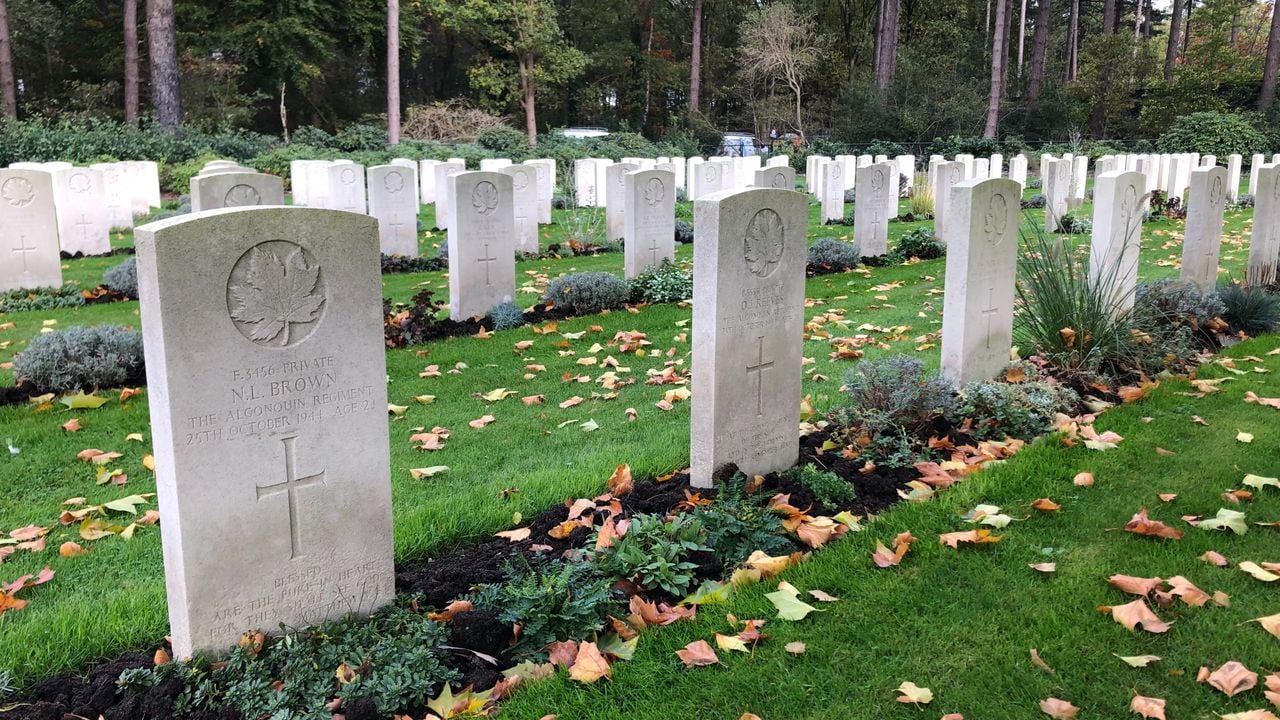 De graven van de gesneuvelde Canadezen nu op het ereveld in Bergen op Zoom (foto: Willem-Jan Joachems) 