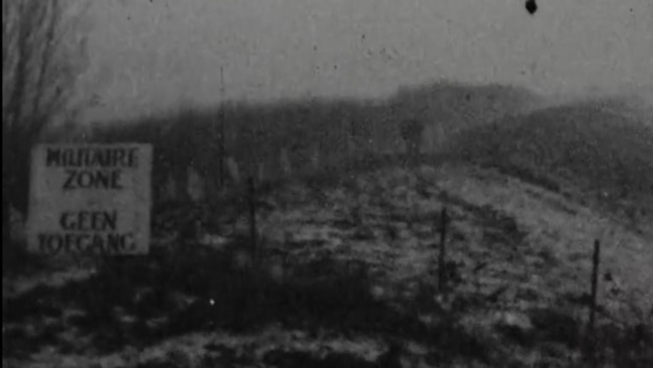 Bord met opschrift Militaire Zone geen toegang (fragment uit militaire film)