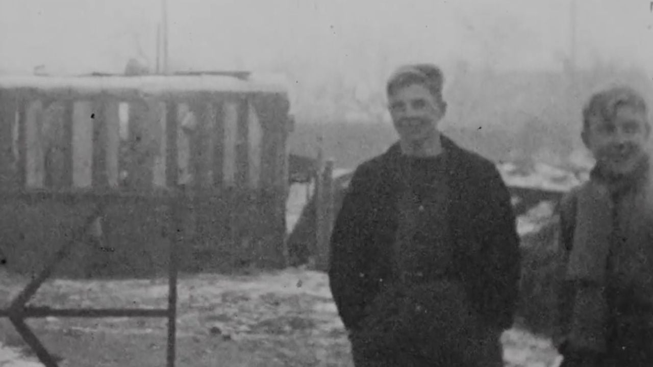 Twee jongens bij de grens van Nispen (fragment militaire film)