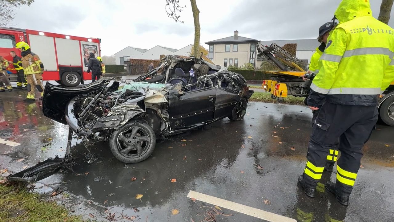 Van de auto was weinig over (foto: Jan Peels).