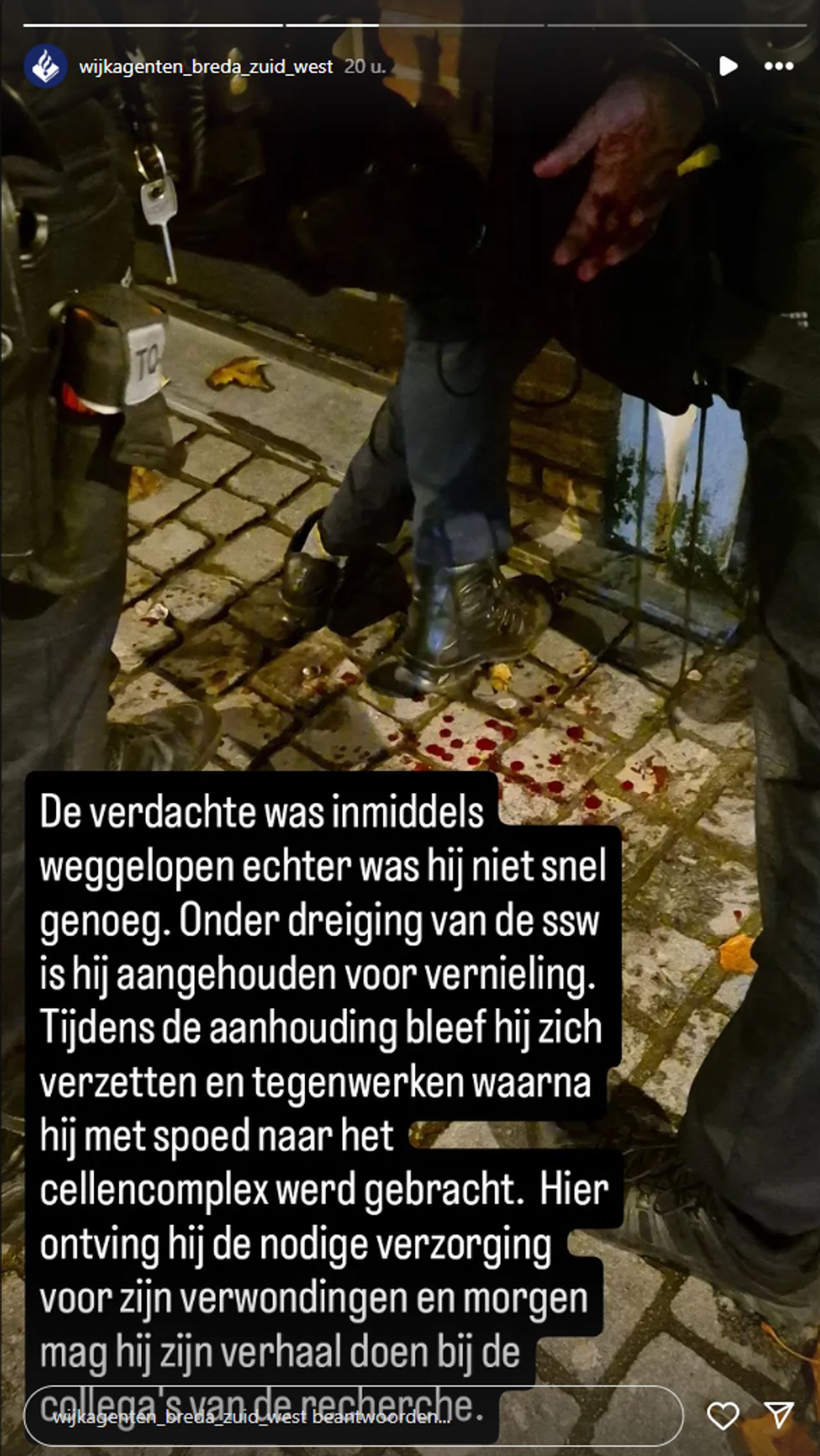 De man is aangehouden, vanaf zijn hand druppelt er bloed op de stoep.(Foto: wijkagenten_breda_zuid_west / Instagram.)