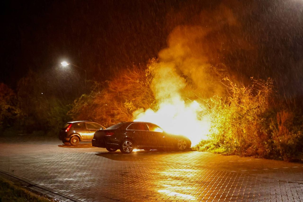 Toen de brandweer aankwam in Veghel, stond de voorkant van de auto al volledig in brand (foto: Addy Smits/Persbureau Heitink).