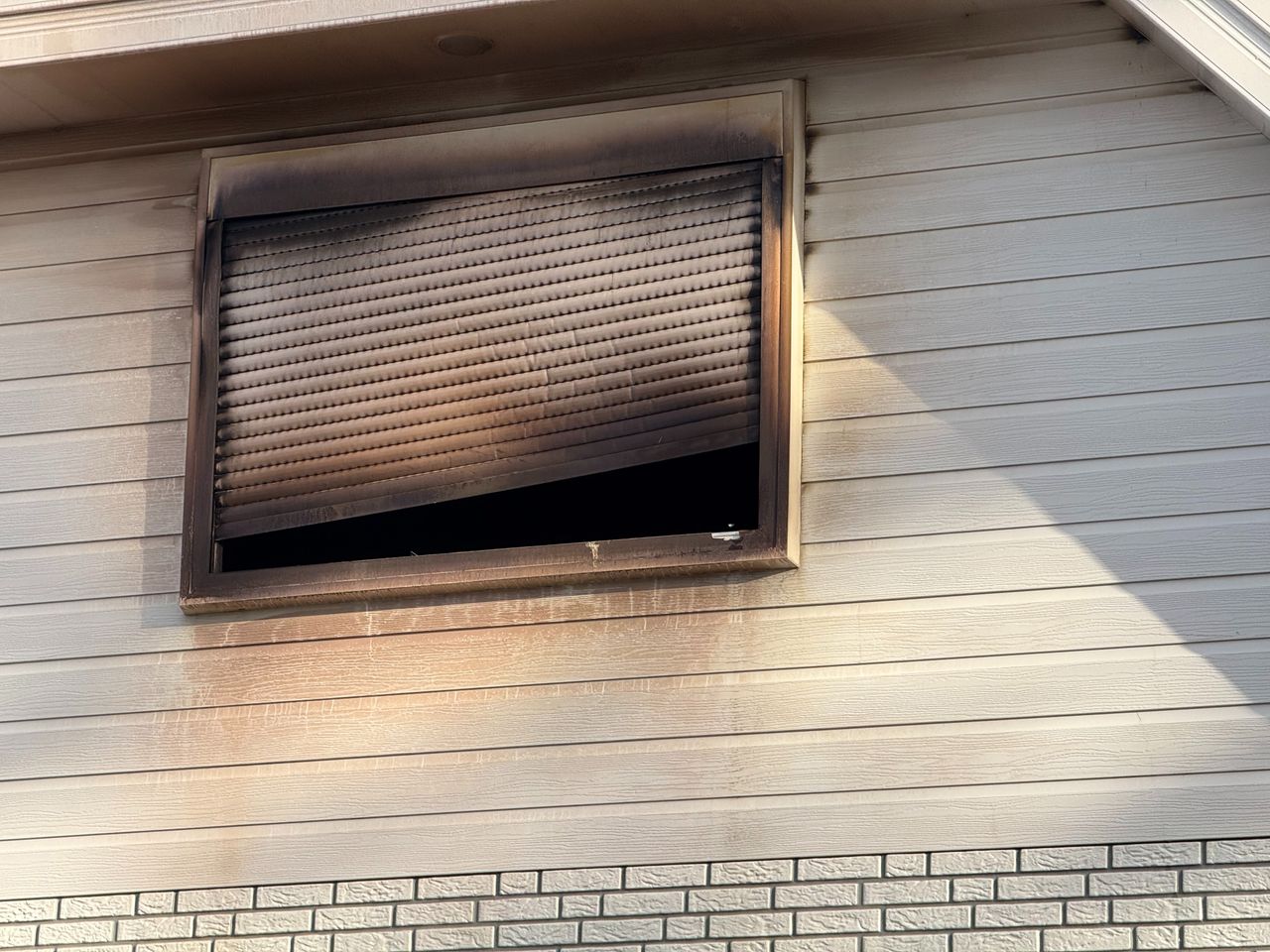 Van dit rolluik bleef bij de brand in Wouw weinig over (foto: Raymond Merkx). 