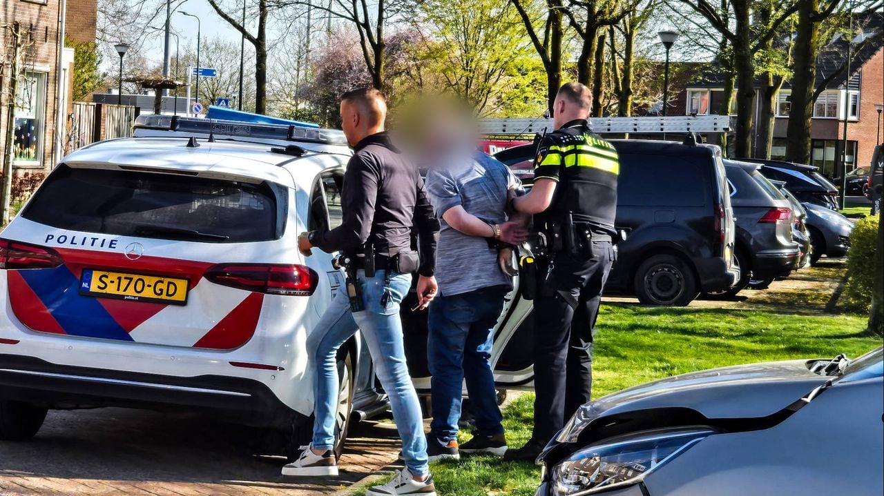De man was bij zijn aanhouding agressief tegen de agenten. (Foto: Erik Haverhals/Persbureau Heitink)